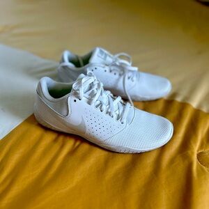 Nike cheer shoes for girls size wo 6t